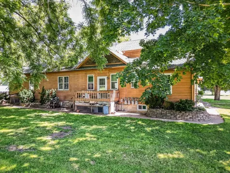 102 NW 9th Avenue Waverly IA 50677