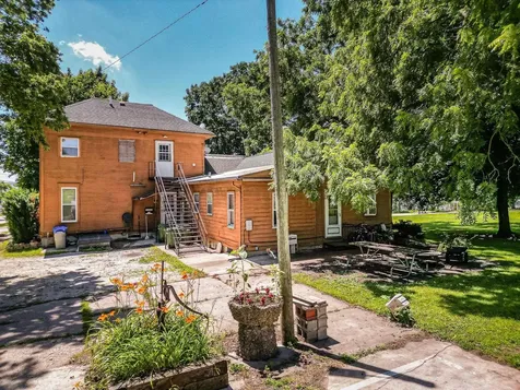 102 NW 9th Avenue Waverly IA 50677