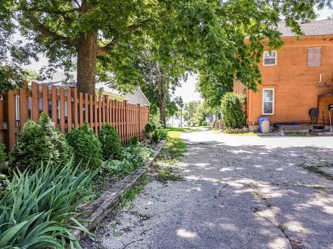 102 NW 9th Avenue Waverly IA 50677