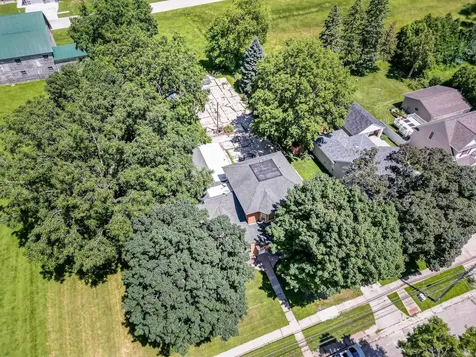 102 NW 9th Avenue Waverly IA 50677