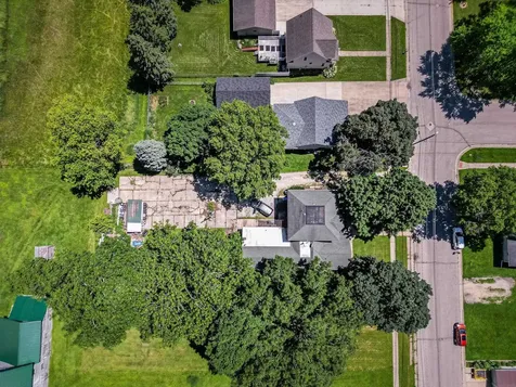 102 NW 9th Avenue Waverly IA 50677