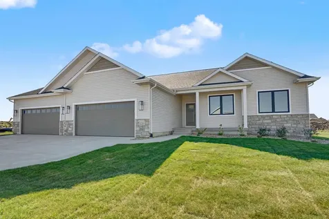 1522 Pebble Stone Place Cedar Falls IA 50613