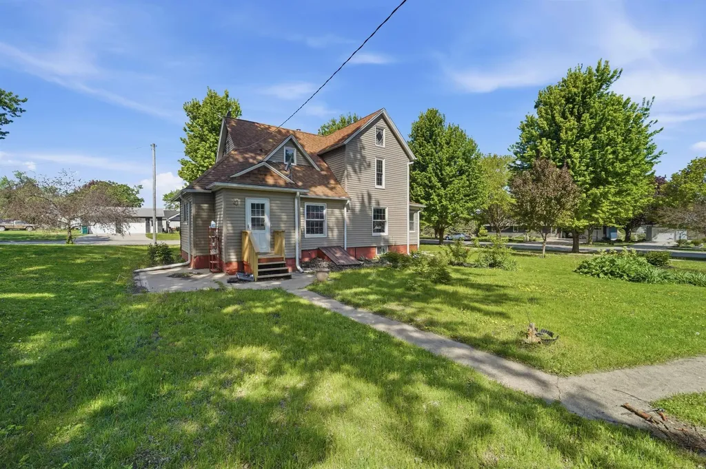 602 E Maple Street Hubbard IA 50122