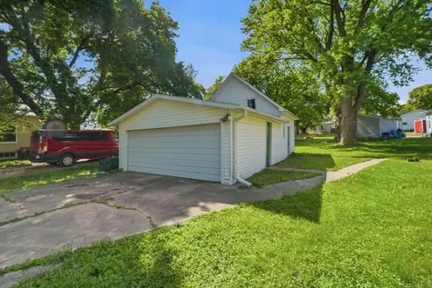602 E Maple Street Hubbard IA 50122