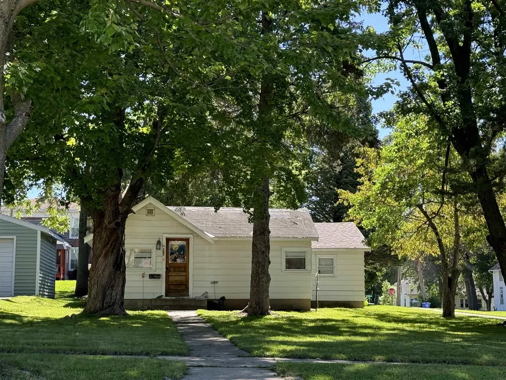 418 S Jackson Charles City IA 50616