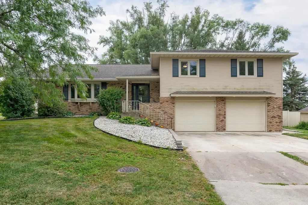 606 10th Avenue Ackley IA 50601