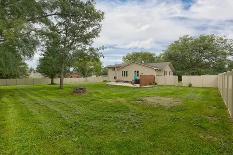 606 10th Avenue Ackley IA 50601