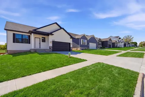 3329 Lincolnshire Road Waterloo IA 50701