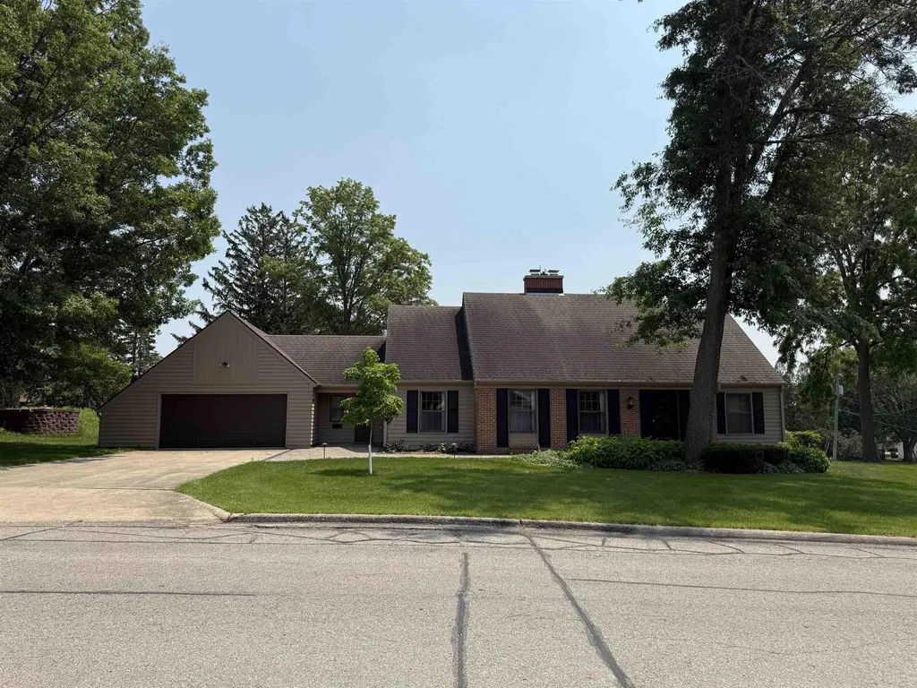 806 Ellis Drive Charles City IA 50616