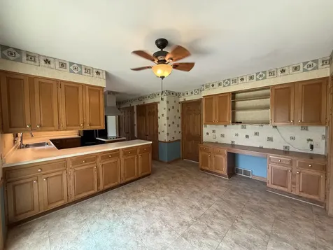 806 Ellis Drive Charles City IA 50616
