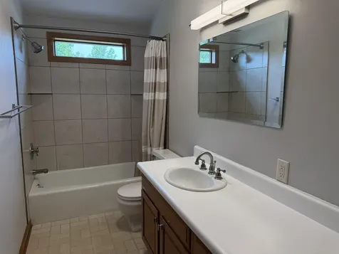 806 Ellis Drive Charles City IA 50616