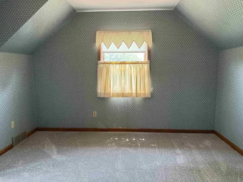 806 Ellis Drive Charles City IA 50616