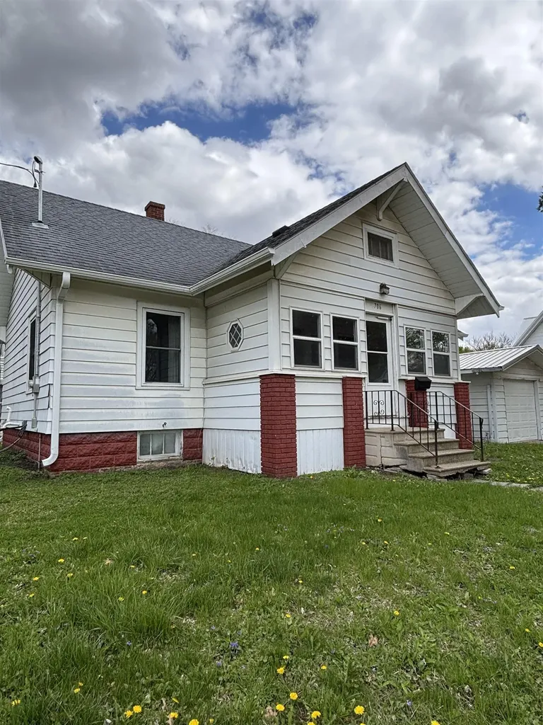 706 N Grand Avenue Charles City IA 50616