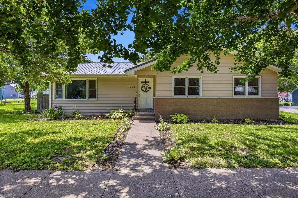 209 Walnut Street Winfield IA 52659