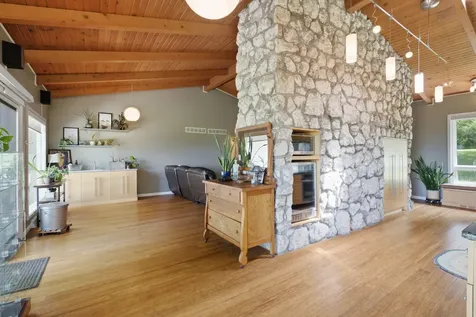 2049 Mississippi View Muscatine IA 52761