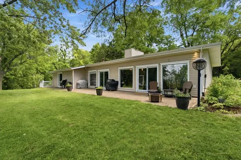 2049 Mississippi View Muscatine IA 52761