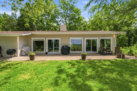 2049 Mississippi View Muscatine IA 52761