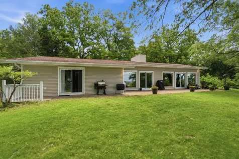 2049 Mississippi View Muscatine IA 52761