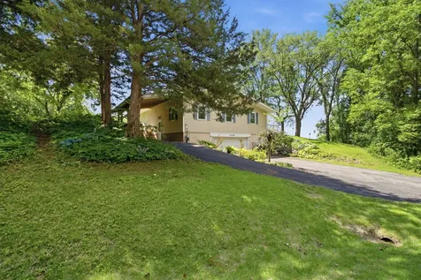 2049 Mississippi View Muscatine IA 52761
