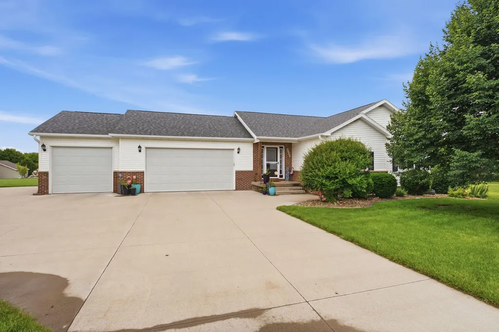 2733 Birdie Drive Muscatine IA 52761