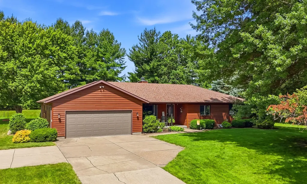 2674 Leah Drive Muscatine IA 52761