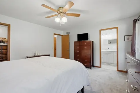 2674 Leah Drive Muscatine IA 52761