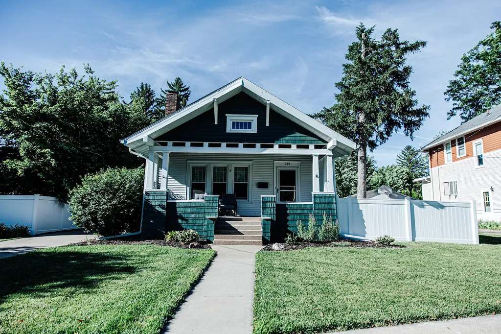 219 Mary Place Muscatine IA 52761