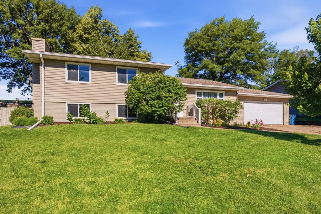 2602 Imperial Oaks Muscatine IA 52761