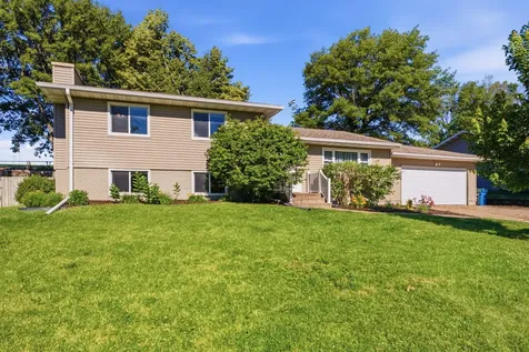 2602 Imperial Oaks Muscatine IA 52761