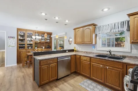 2602 Imperial Oaks Muscatine IA 52761