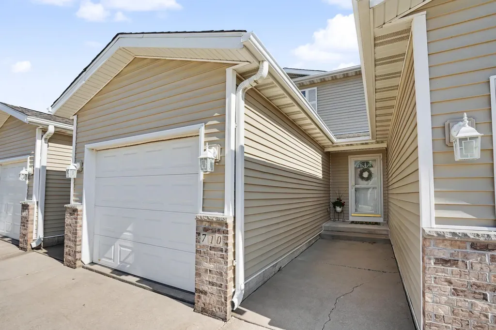 710 Prairie Meadow Drive Blue Grass IA 52726