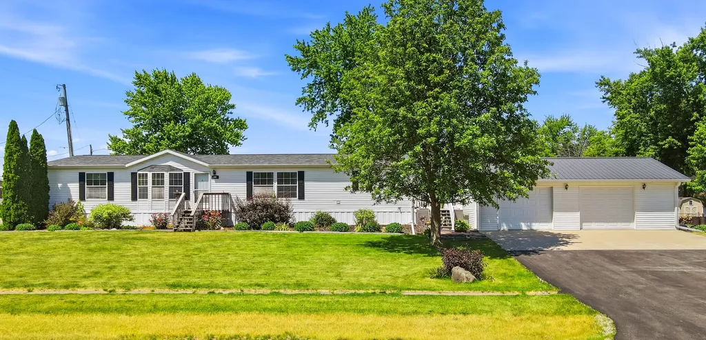 106 Washington Street Grandview IA 52752