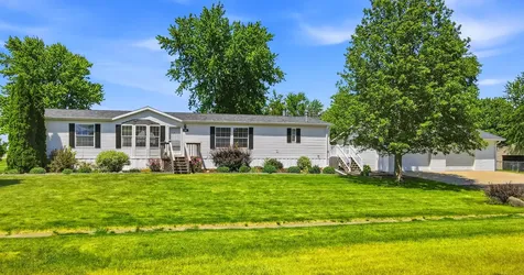 106 Washington Street Grandview IA 52752
