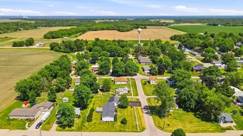106 Washington Street Grandview IA 52752