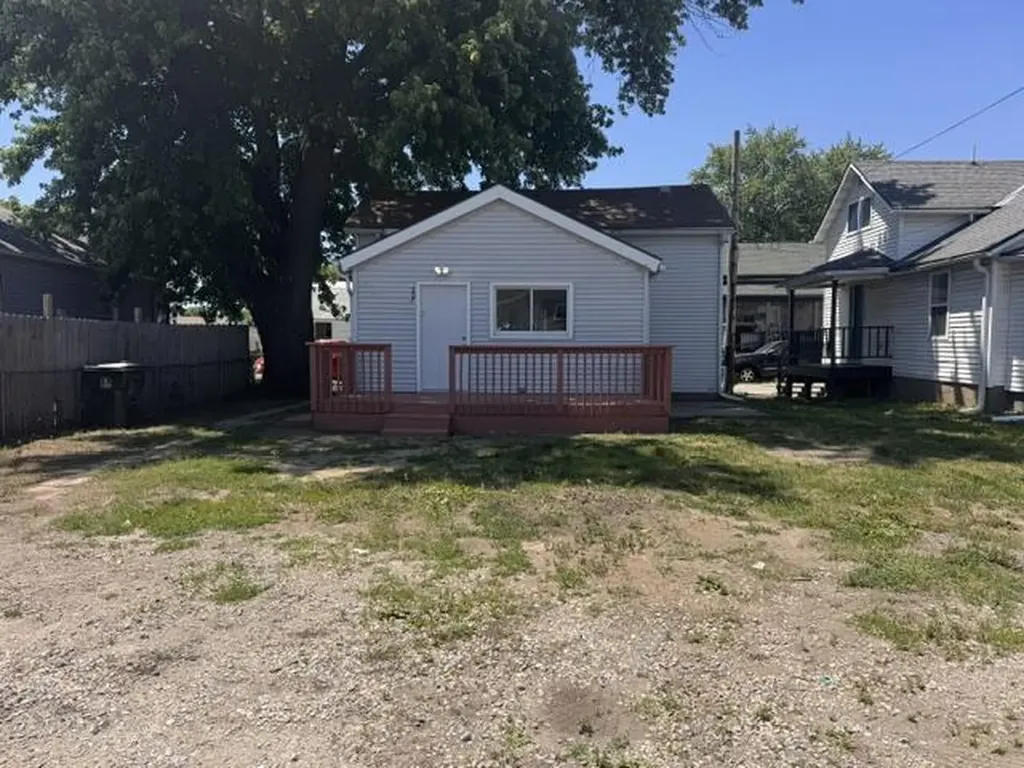 207 Roselawn Muscatine IA 52761