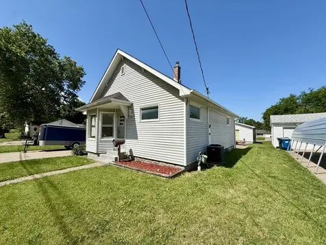 1004 Lincoln Muscatine IA 52761