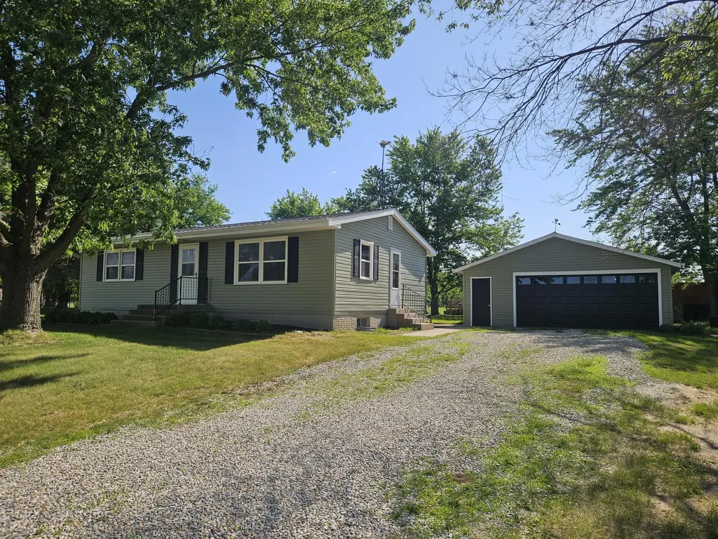 1093 Ocean Moscow IA 52760