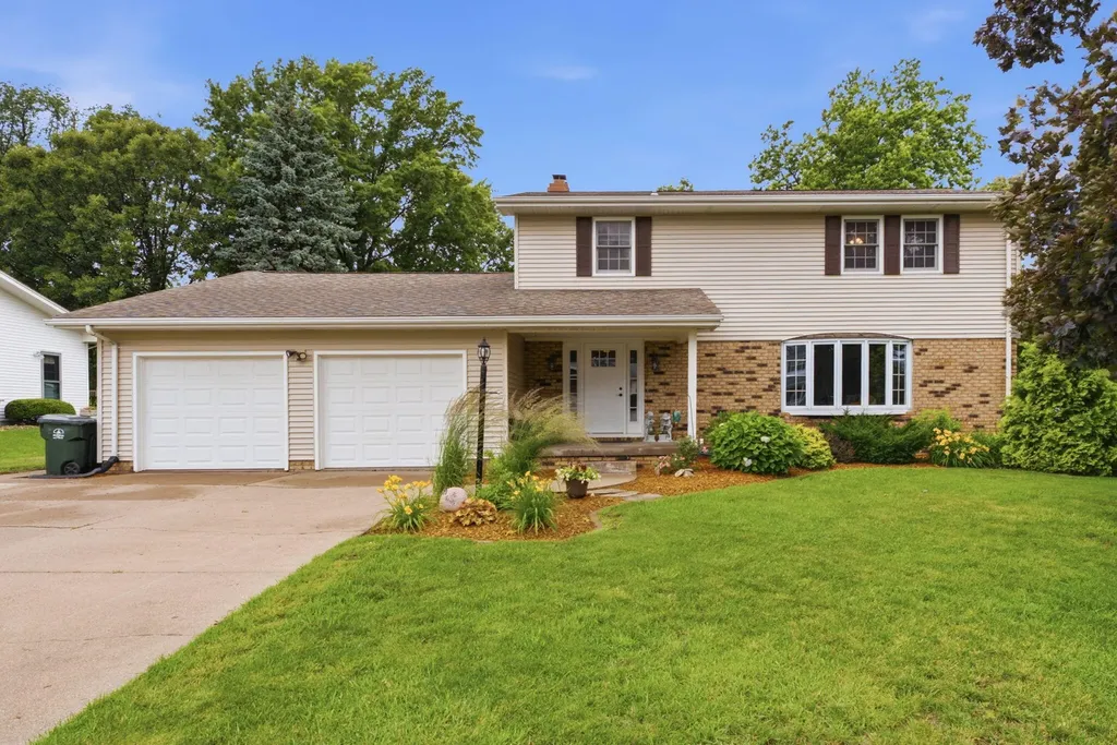 2110 Bay Drive Muscatine IA 52761