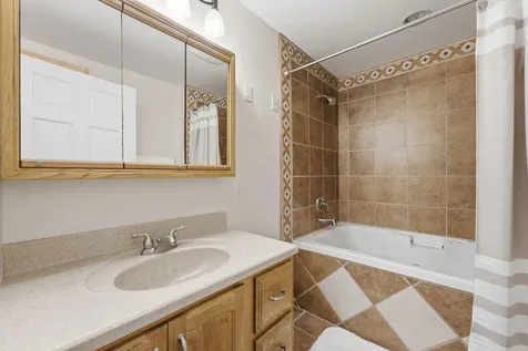 2110 Bay Drive Muscatine IA 52761