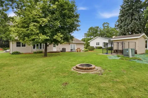 2110 Bay Drive Muscatine IA 52761