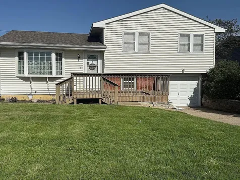1109 Westwood Muscatine IA 52761