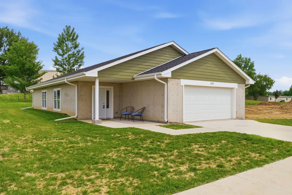1512 Duncan Drive Muscatine IA 52761
