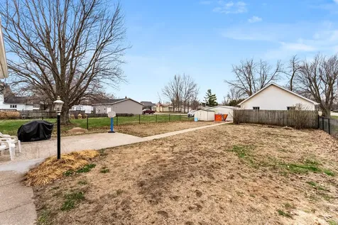 727 Isett Avenue Wapello IA 52653