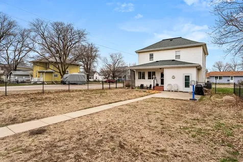 727 Isett Avenue Wapello IA 52653