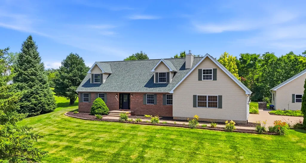 2237 Hickory Hills Road Muscatine IA 52761