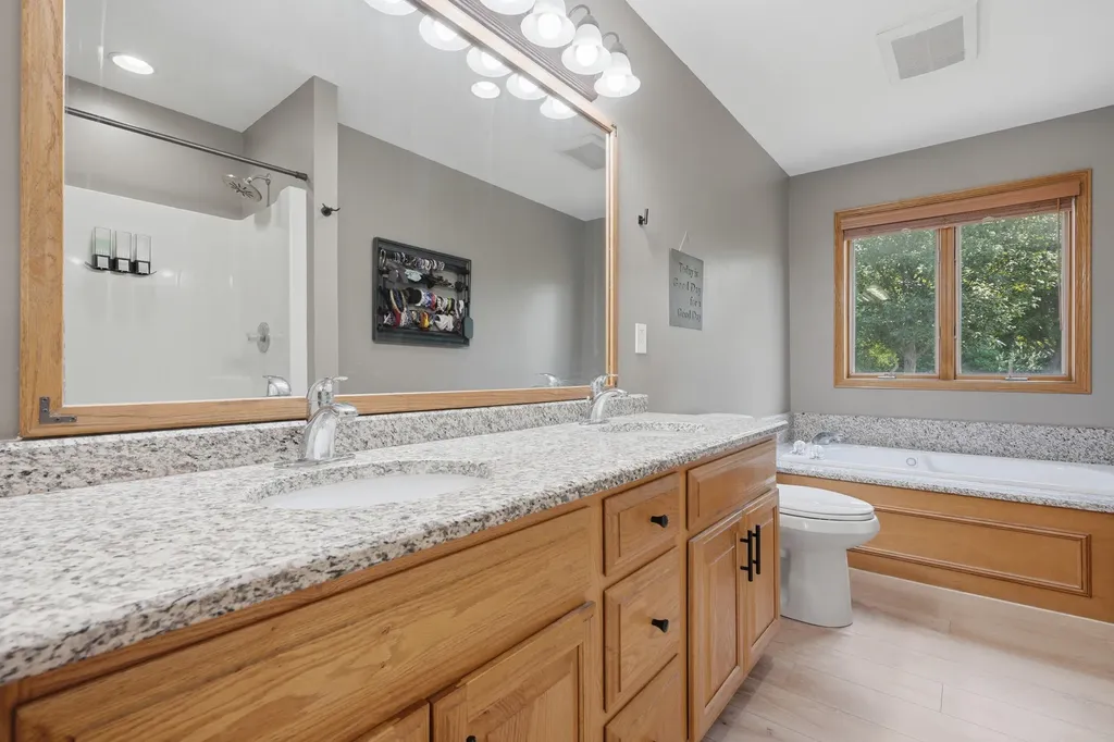 2237 Hickory Hills Road Muscatine IA 52761