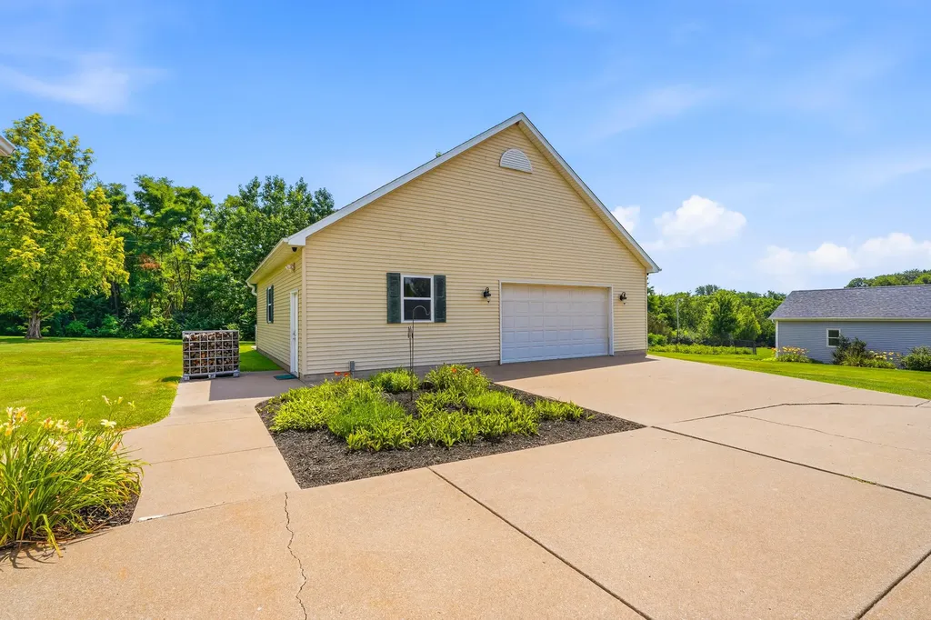 2237 Hickory Hills Road Muscatine IA 52761