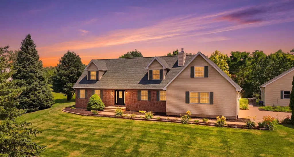 2237 Hickory Hills Road Muscatine IA 52761