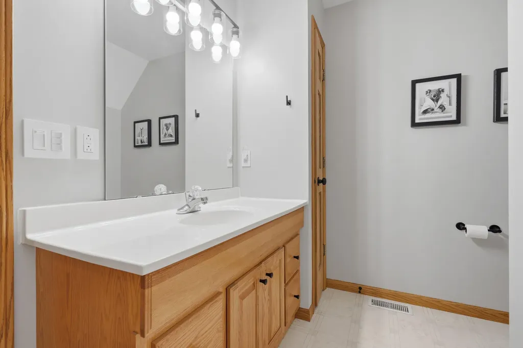 2237 Hickory Hills Road Muscatine IA 52761