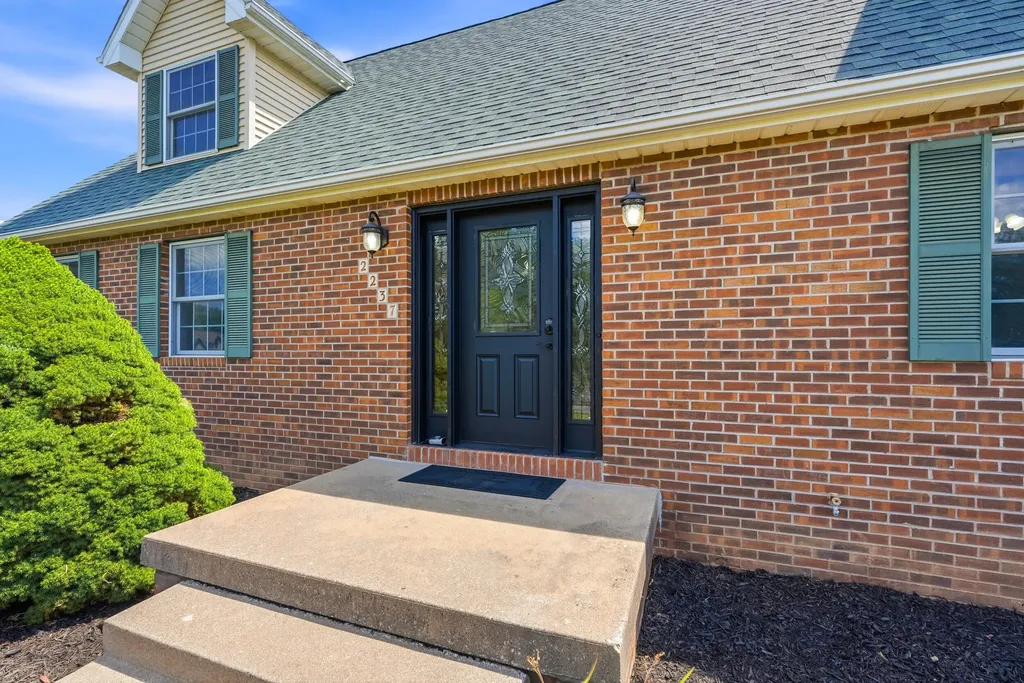 2237 Hickory Hills Road Muscatine IA 52761